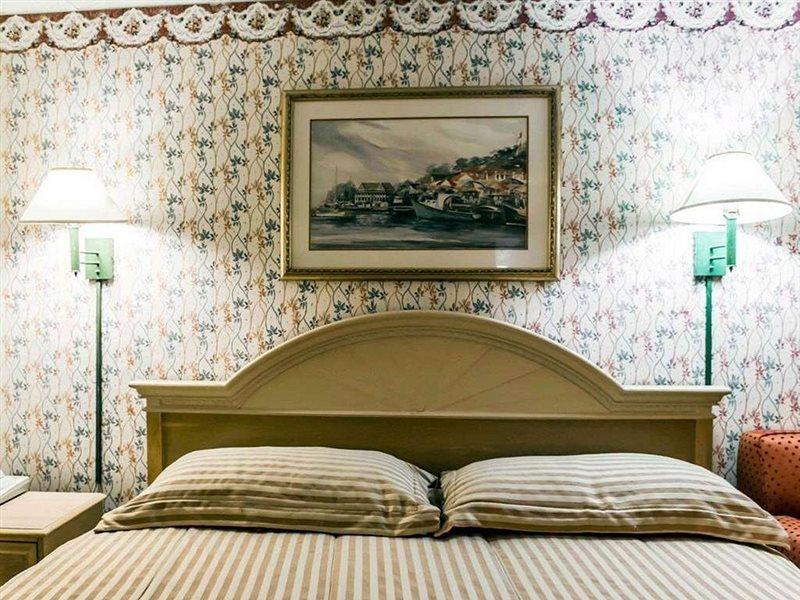 Econo Lodge Perry Bagian luar foto