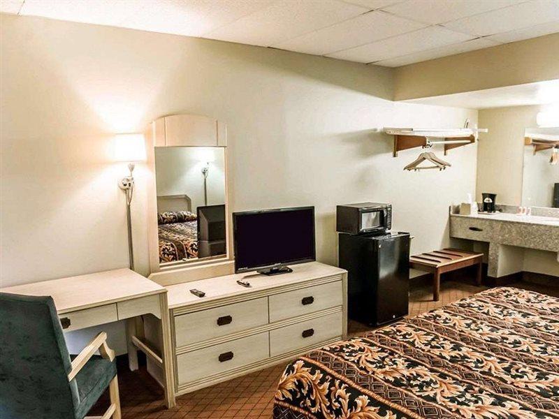 Econo Lodge Perry Bagian luar foto