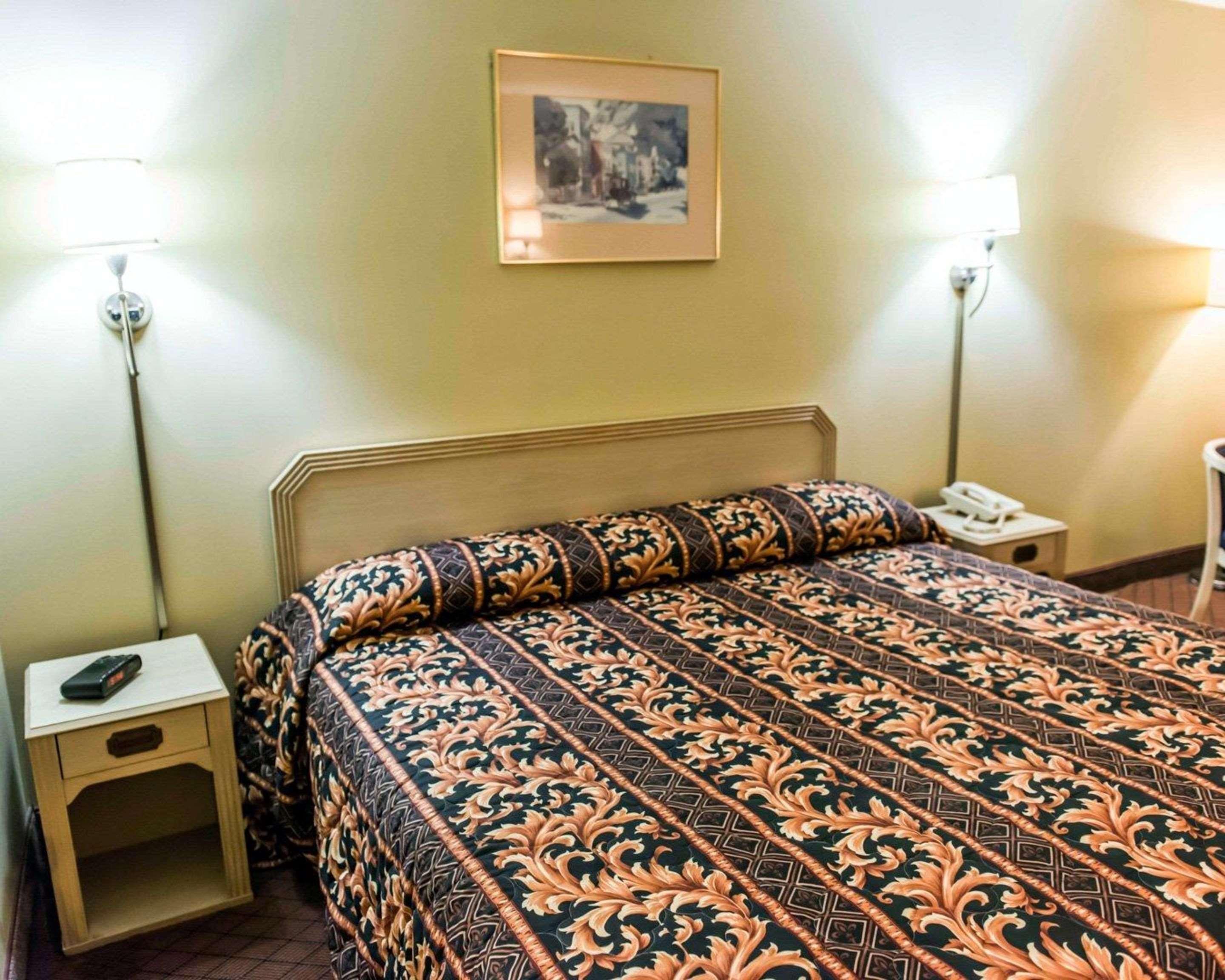 Econo Lodge Perry Bagian luar foto
