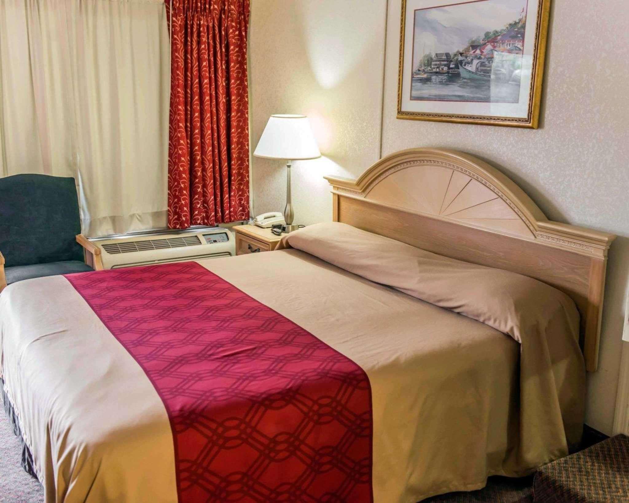 Econo Lodge Perry Bagian luar foto