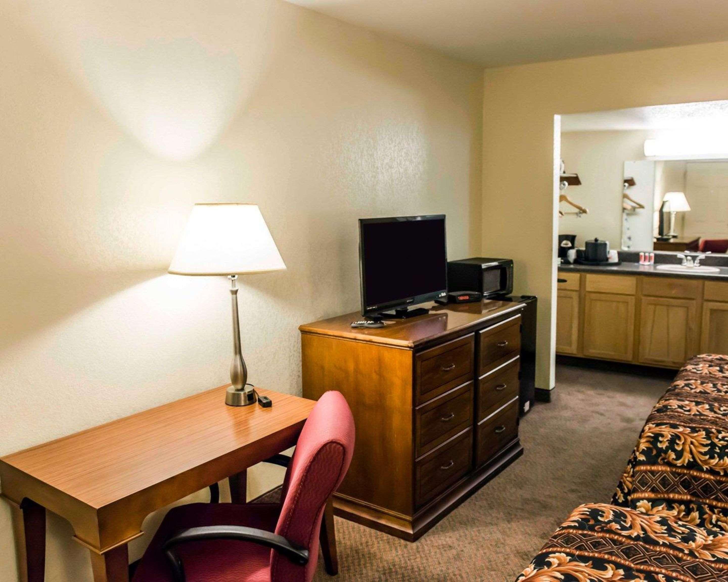 Econo Lodge Perry Bagian luar foto