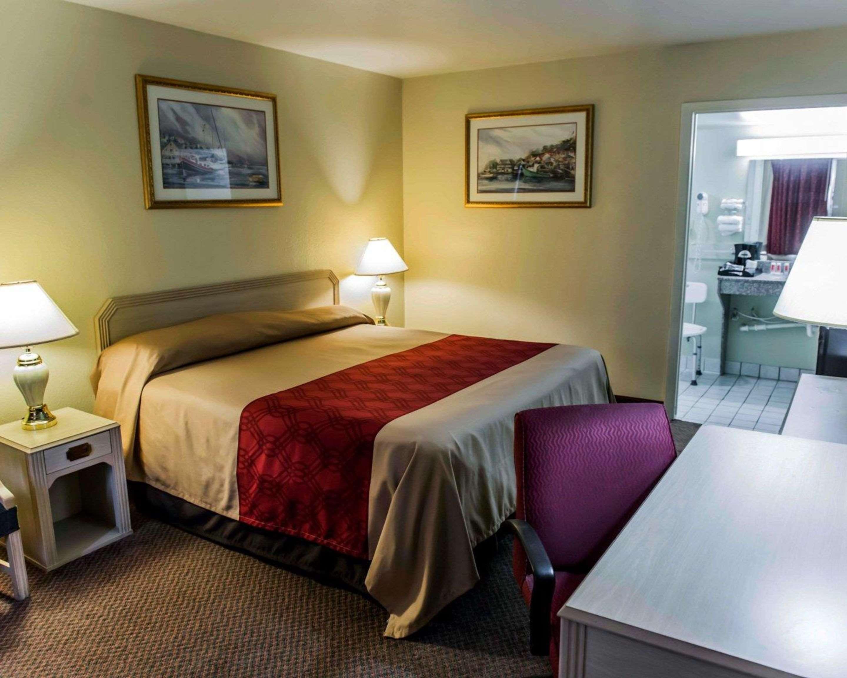 Econo Lodge Perry Bagian luar foto