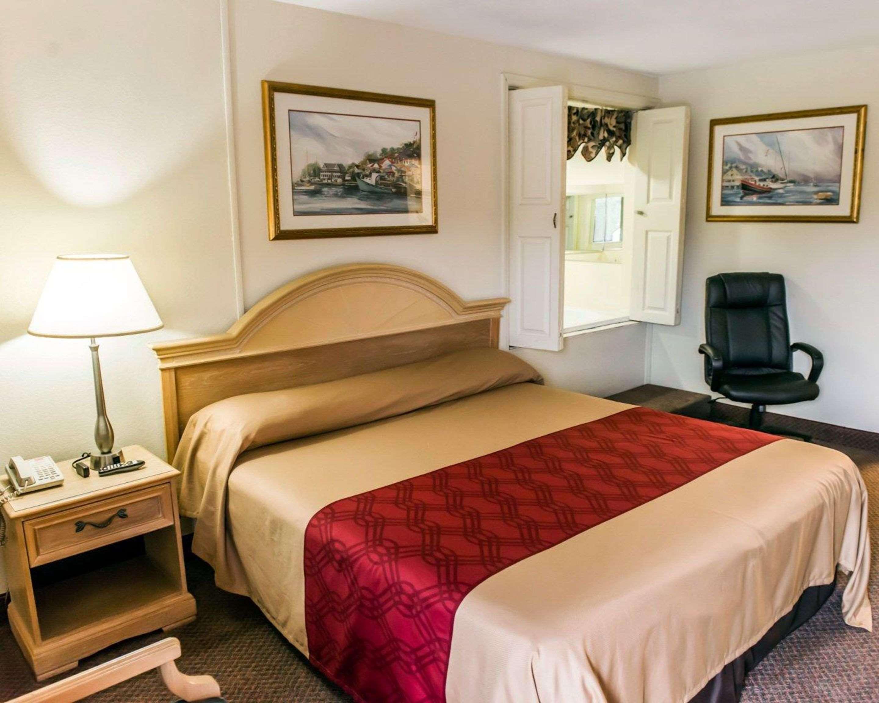 Econo Lodge Perry Bagian luar foto