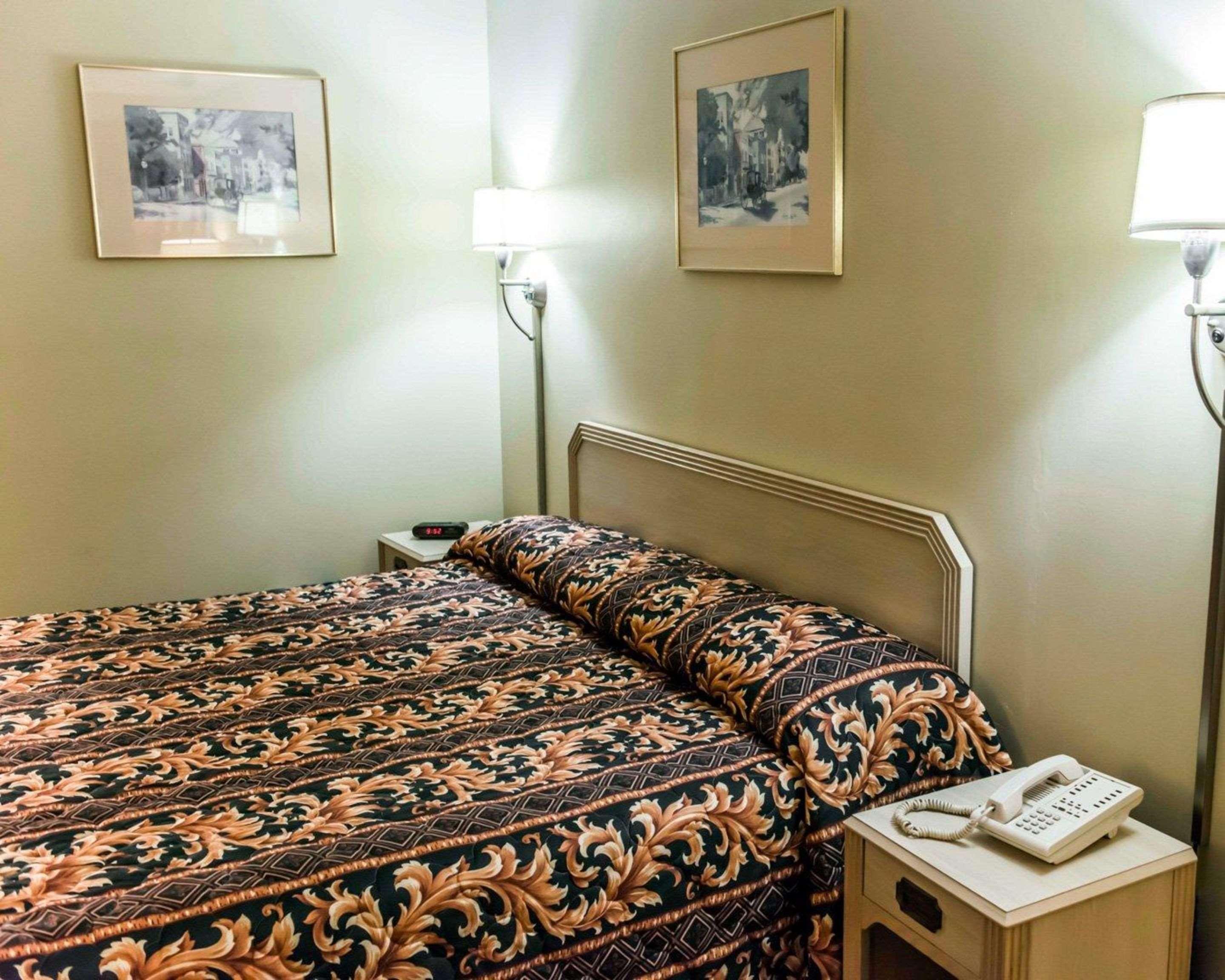 Econo Lodge Perry Bagian luar foto