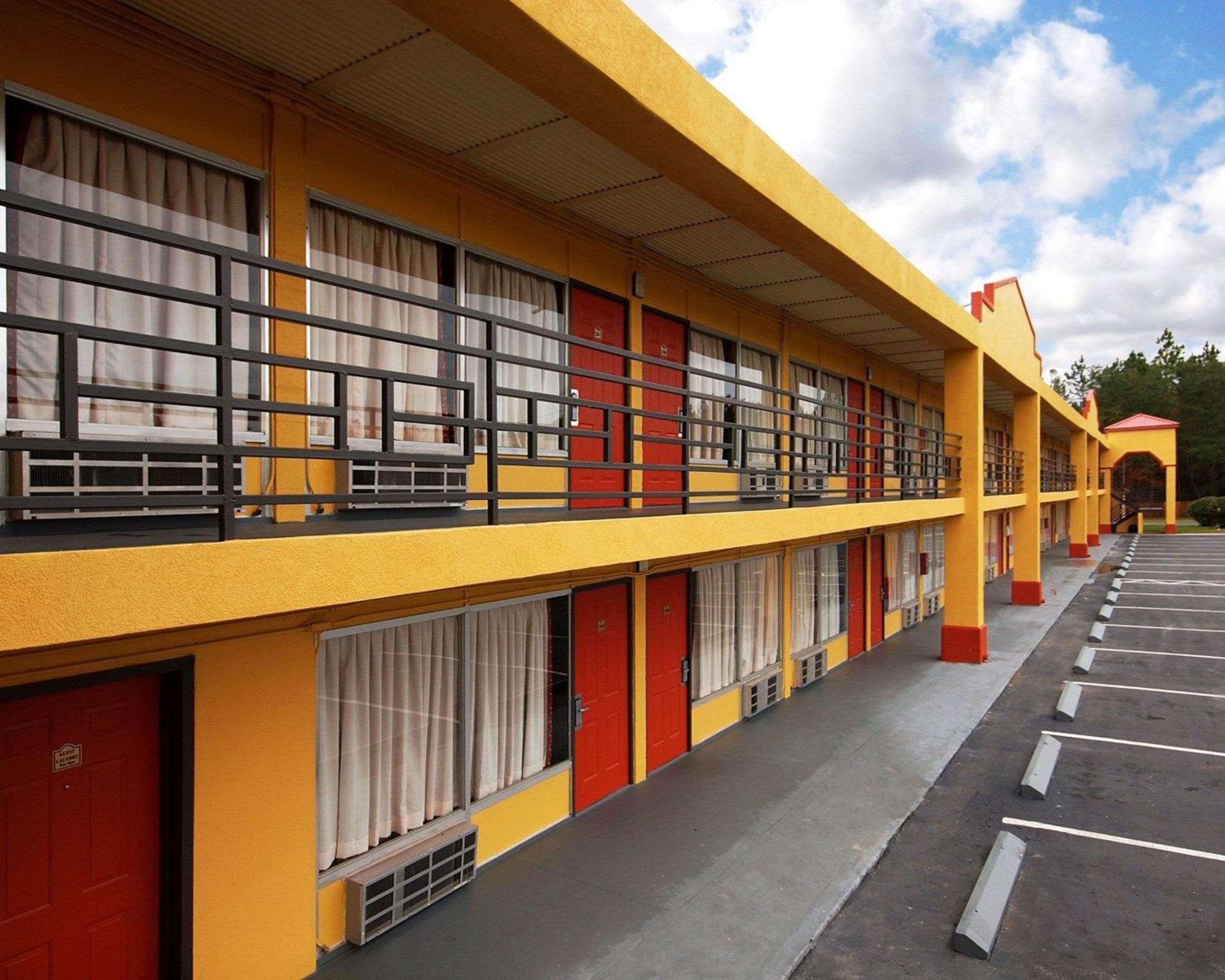 Econo Lodge Perry Bagian luar foto