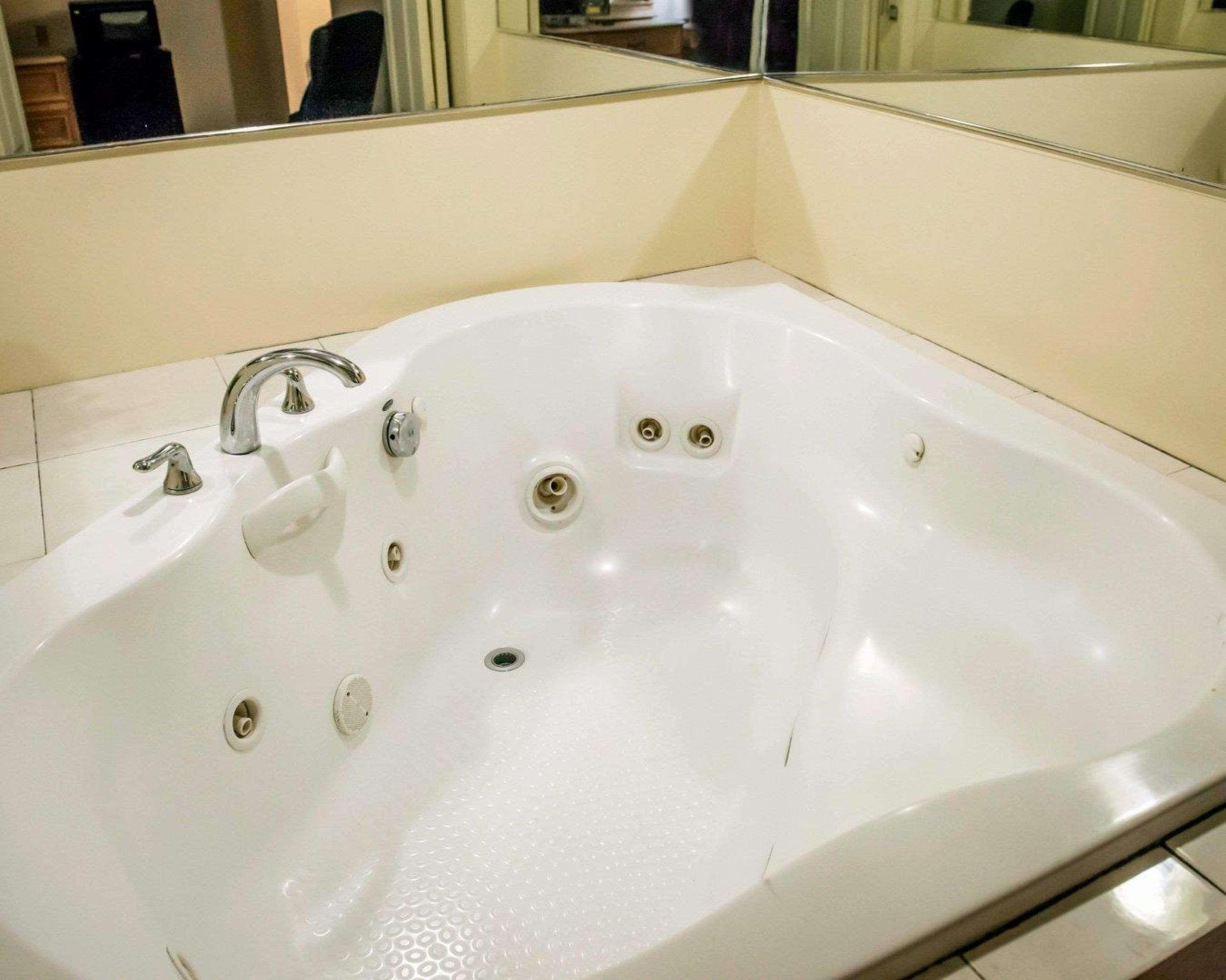 Econo Lodge Perry Bagian luar foto