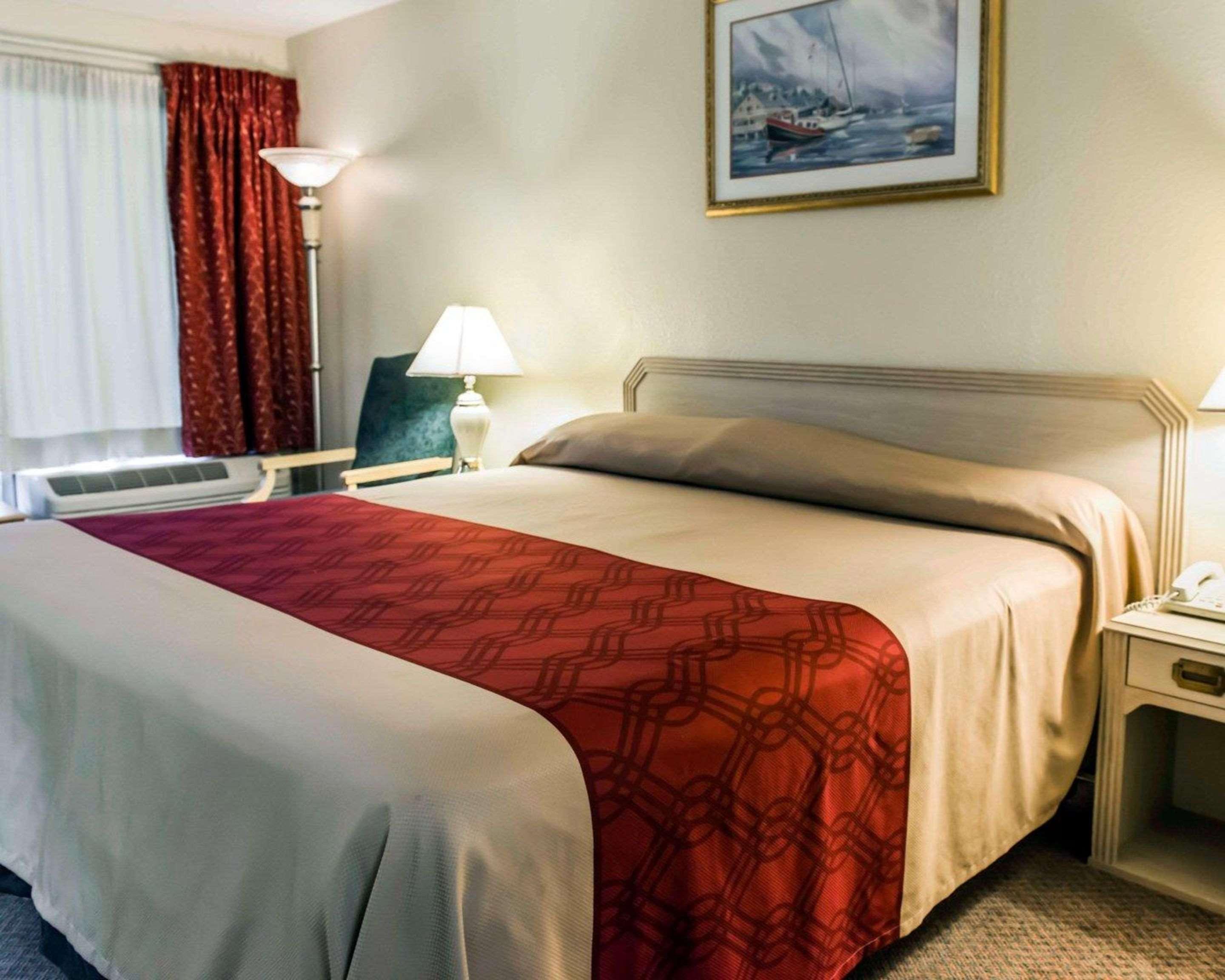Econo Lodge Perry Bagian luar foto