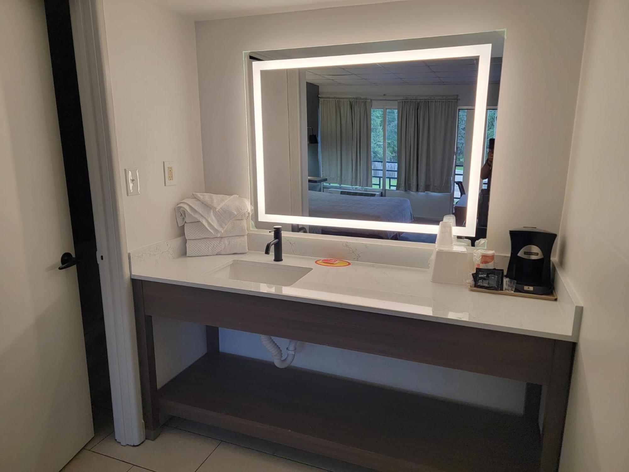 Econo Lodge Perry Bagian luar foto