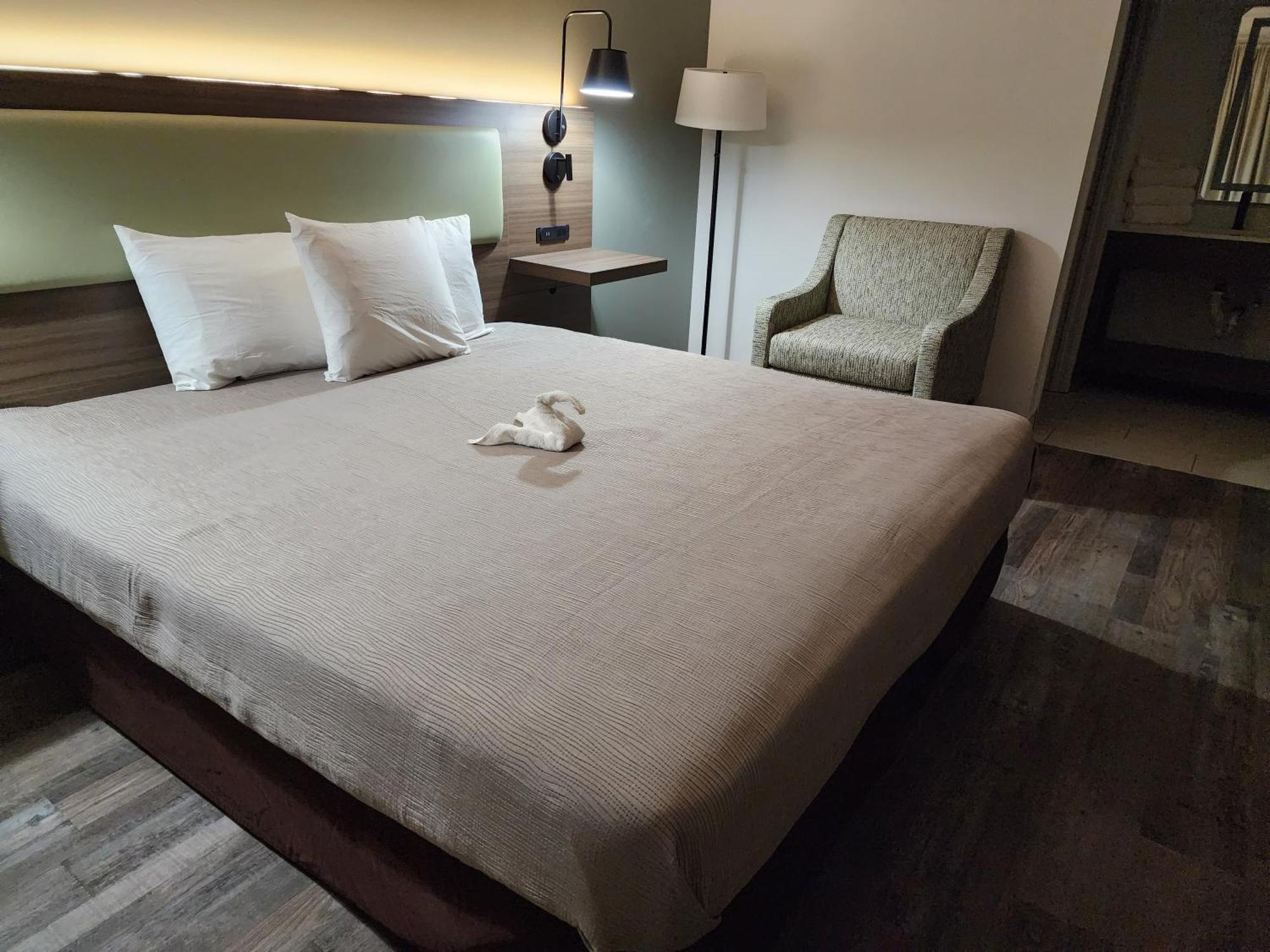 Econo Lodge Perry Bagian luar foto