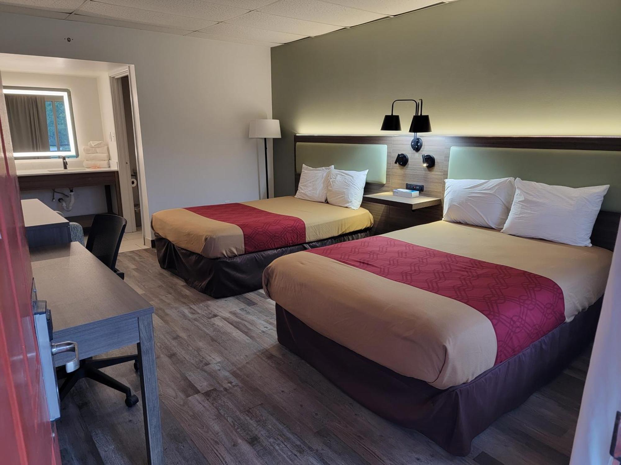 Econo Lodge Perry Bagian luar foto