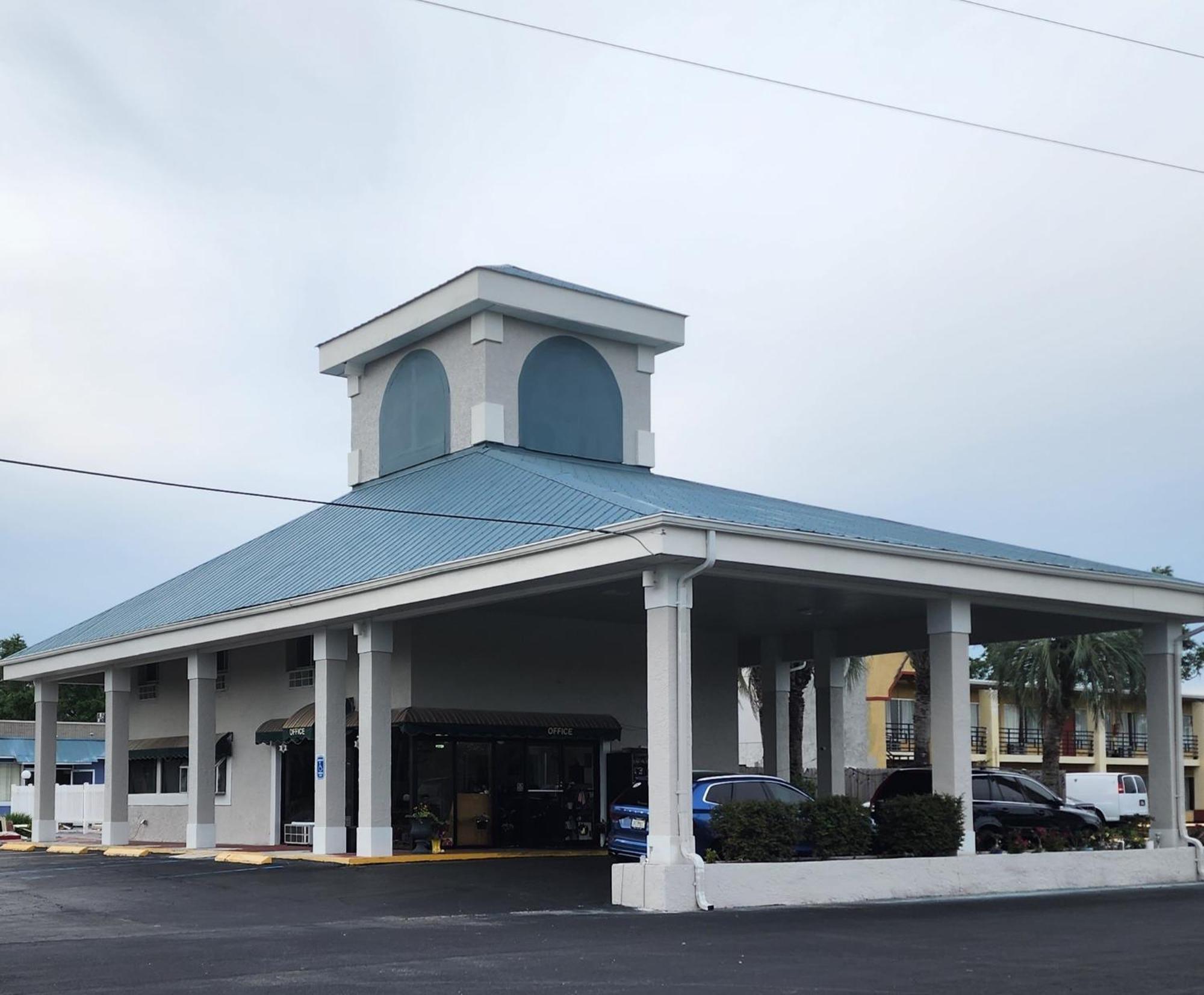 Econo Lodge Perry Bagian luar foto