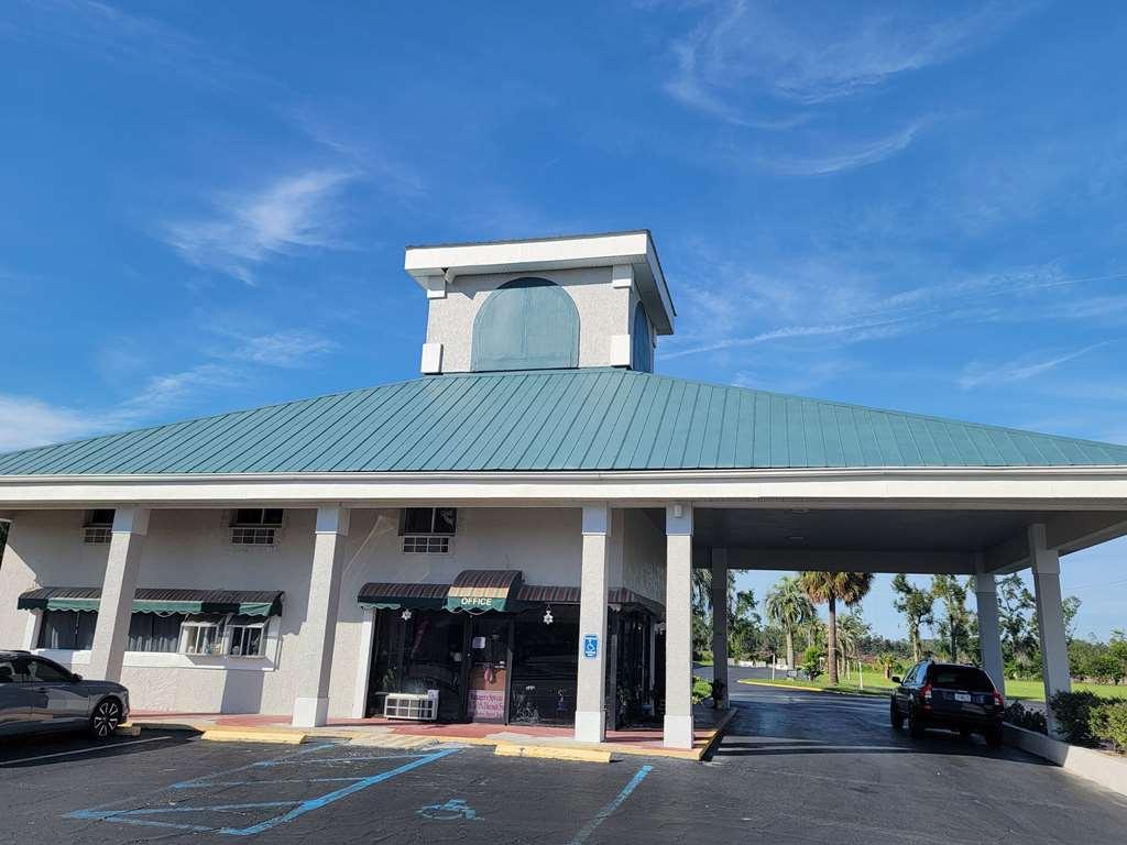 Econo Lodge Perry Bagian luar foto