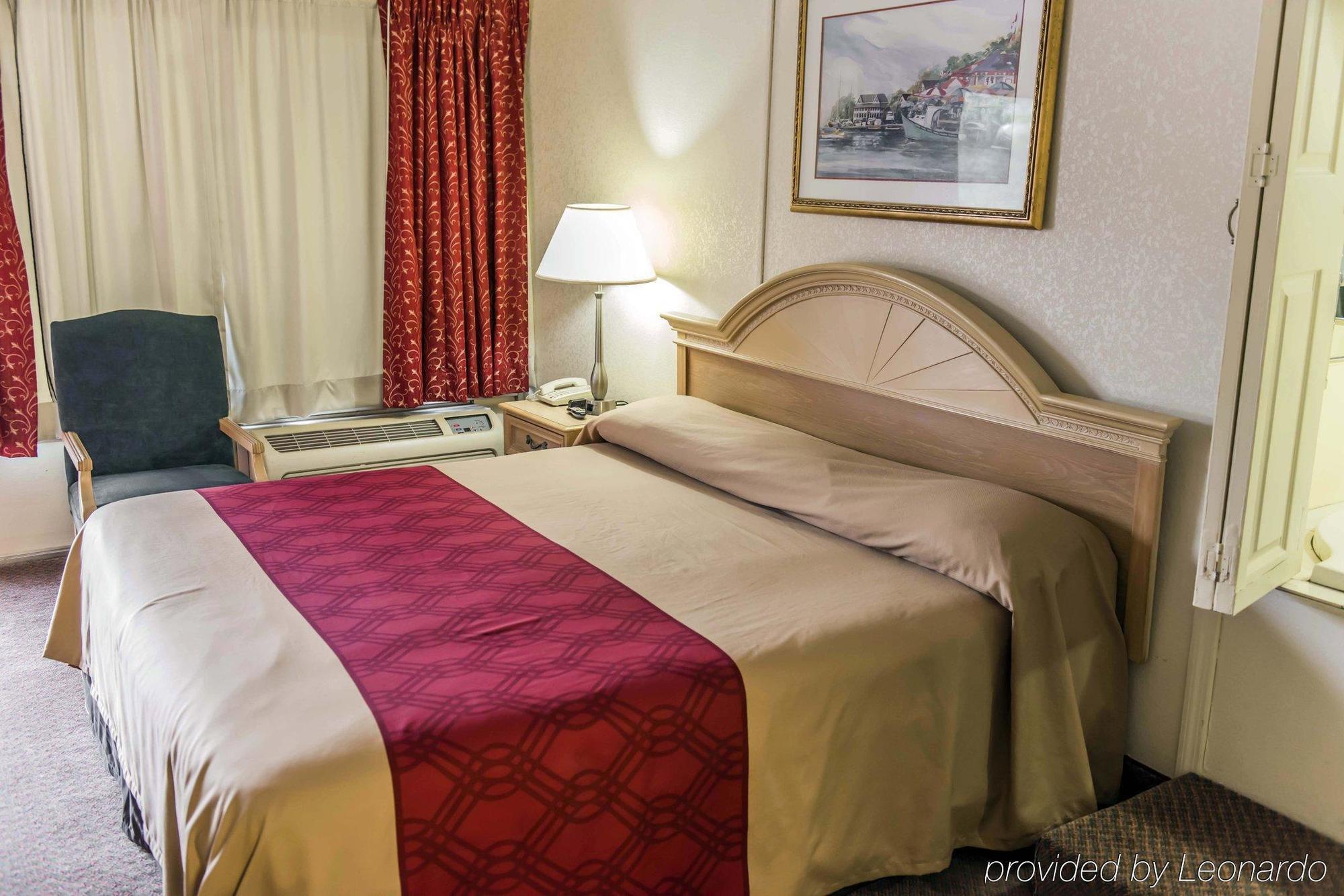 Econo Lodge Perry Bagian luar foto
