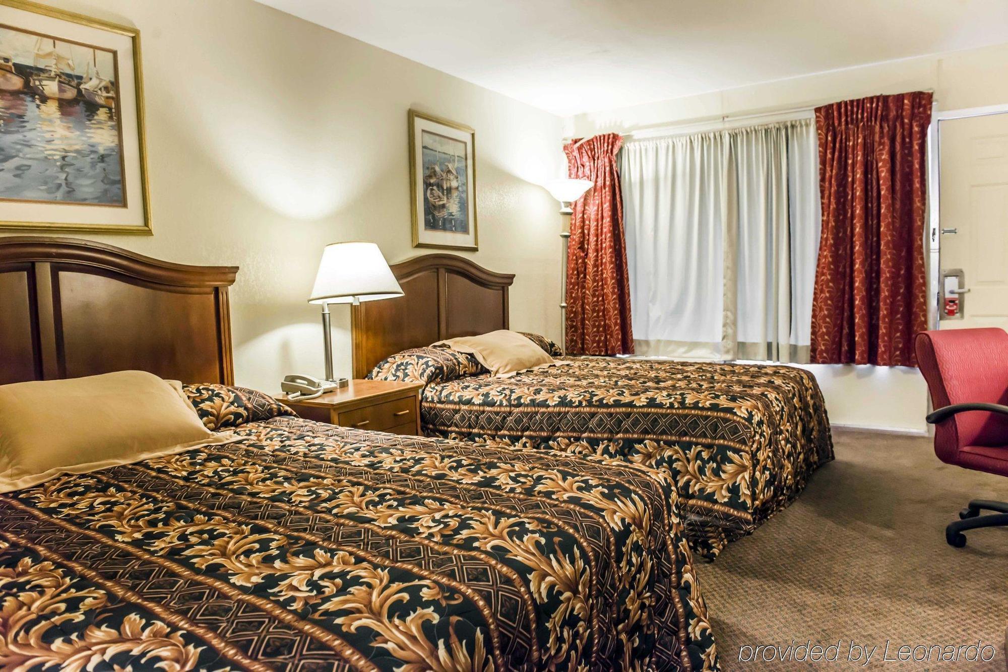 Econo Lodge Perry Bagian luar foto