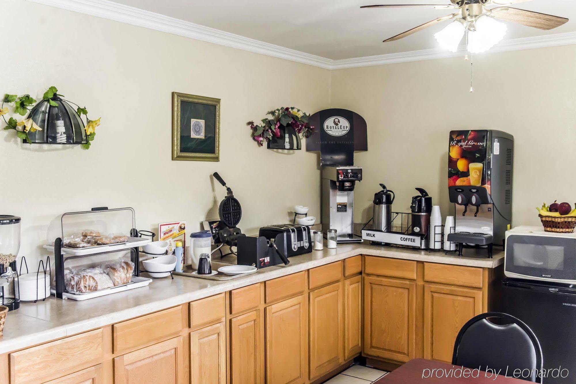 Econo Lodge Perry Bagian luar foto