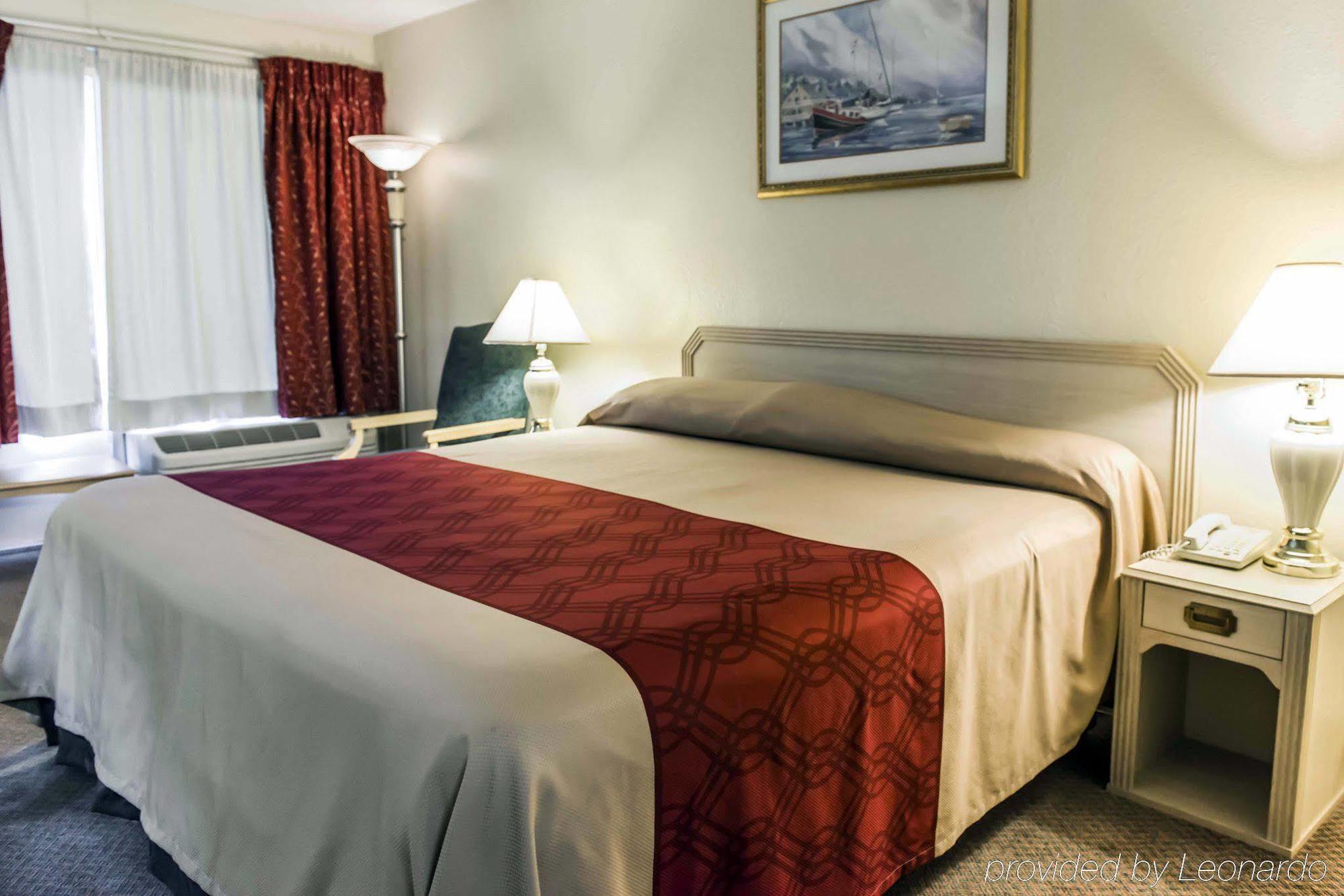 Econo Lodge Perry Bagian luar foto