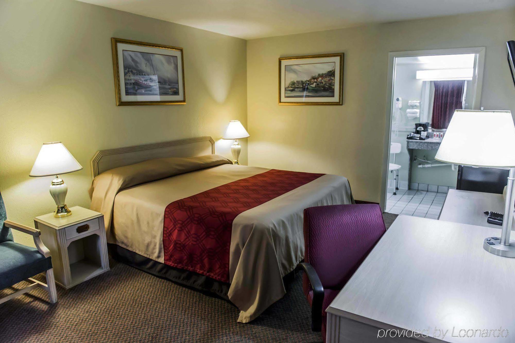 Econo Lodge Perry Bagian luar foto