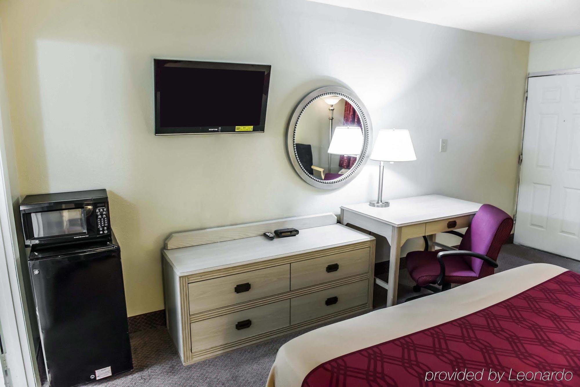 Econo Lodge Perry Bagian luar foto