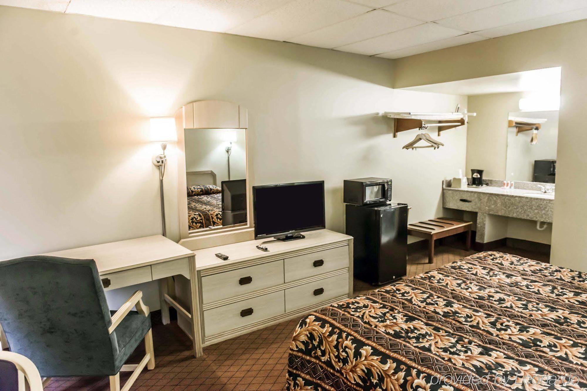 Econo Lodge Perry Bagian luar foto