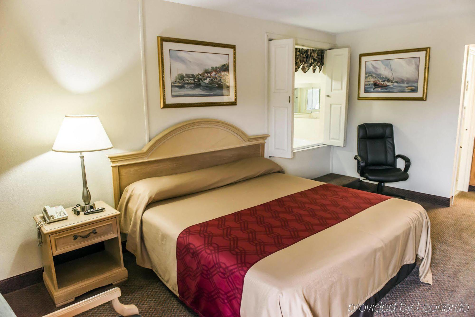 Econo Lodge Perry Bagian luar foto