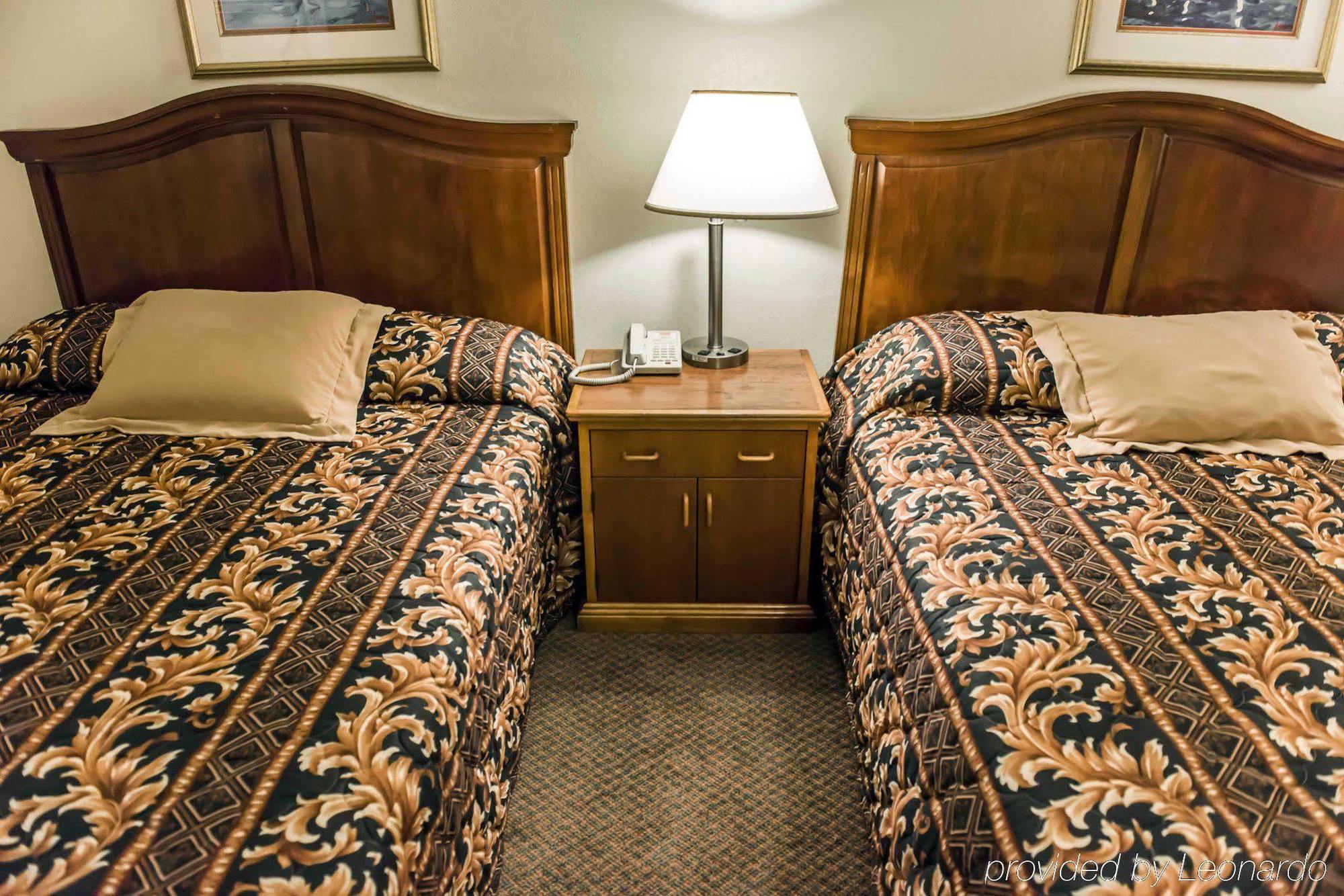 Econo Lodge Perry Bagian luar foto