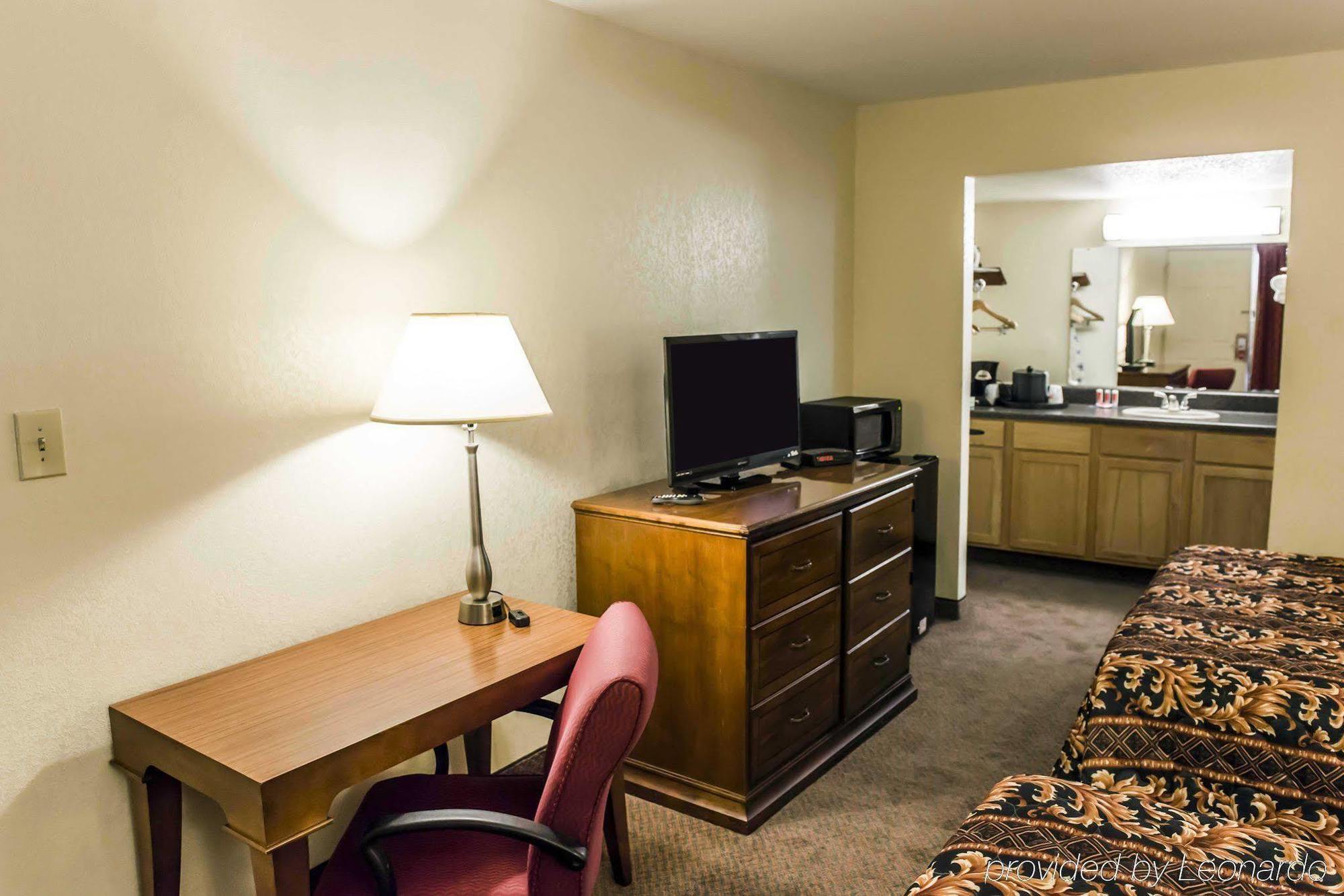 Econo Lodge Perry Bagian luar foto
